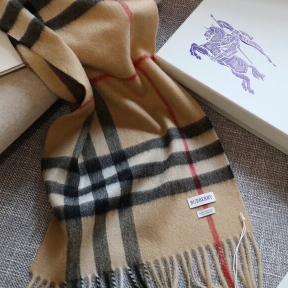 Luxurious Burberry Plaid Cashmere Blend Wrap - Picture 4 of 4